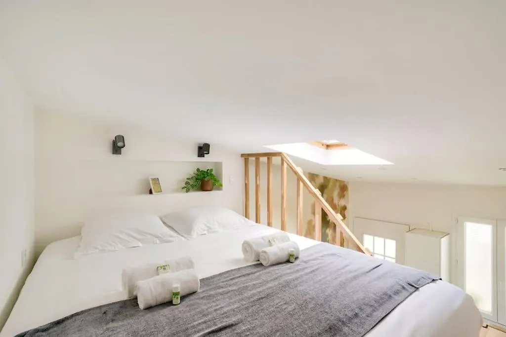 Superb And Design Near The Eiffel Tower Paris